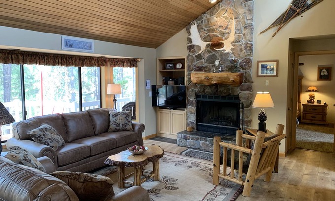 Deer Park House | Beautiful Mtn Decor-Family Rm-Wifi-Unlimited SHARC, Pool & Hot Tub, Bikes