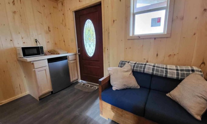 Newland Cabin | Beautiful Mtn Rustic studio Cabin by the Creek