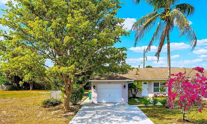 Naples Park House | Beautiful Naples Home, walk to the Beach!