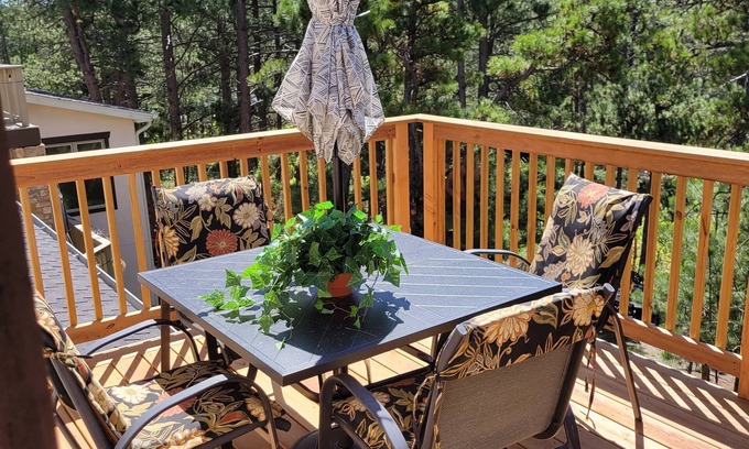 Larkspur Apartment | Beautiful nature filled peaceful w/HotTub 1 bedroom private above garage suite