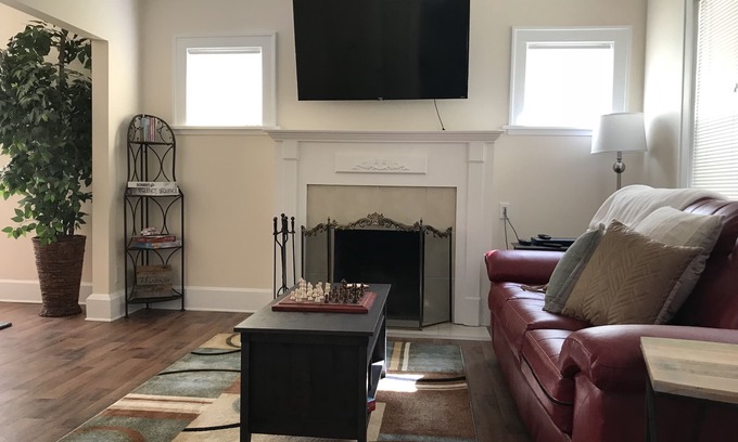 Kenosha House | Beautiful! Near Microsoft Mt Pleasant Sleeps 8