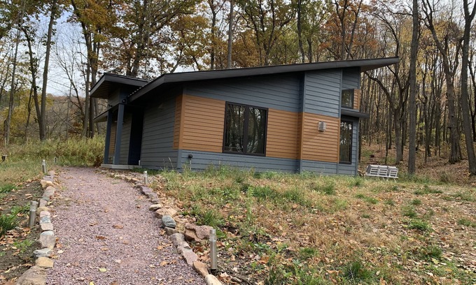 Baraboo Cottage | Beautiful new contemporary home, quiet wooded lot minutes from Devils Lake