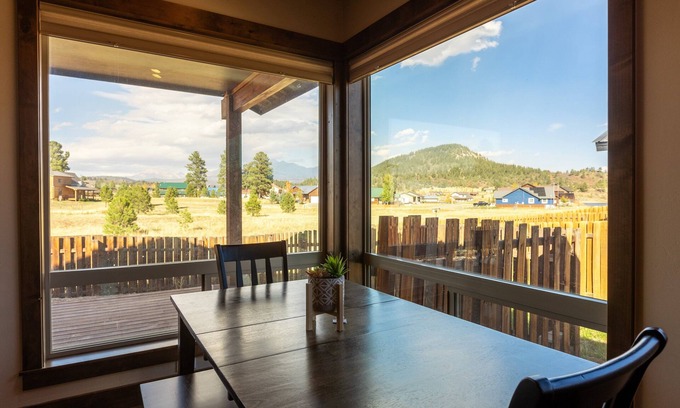 Lake Hatcher Park House | Beautiful New Home | Mountain Views, Fenced Yard