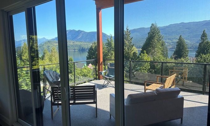 West Porpoise Bay House | Beautiful new home in the heart of Sechelt with ocean and mountain views.