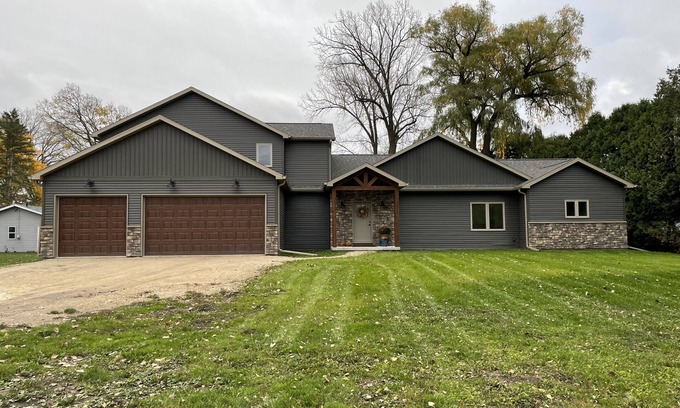 Black Wolf House | Beautiful new lake home in quiet neighborhood just minutes away from EAA!