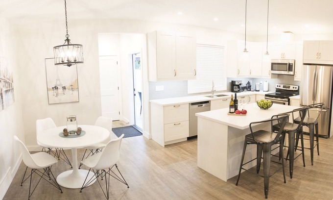 South Pandosy Cottage | Beautiful, New, Luxurious 2 bedroom/2 Bath Carriage House
