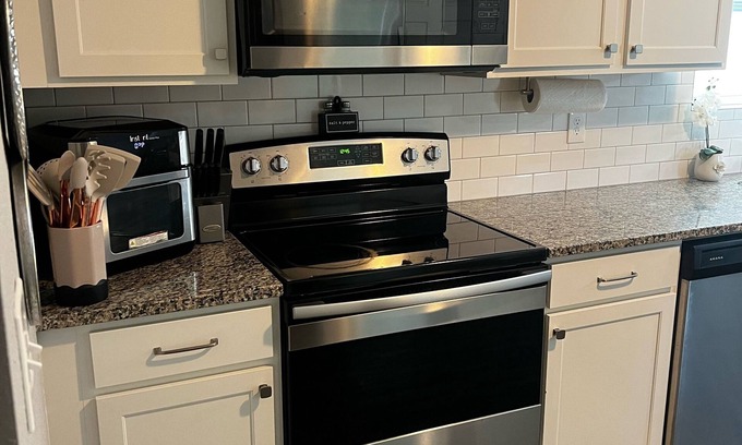 Kentwood House | Beautiful Newer 2 story family Home close to the Airport