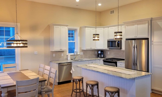 Gold Coast House | Beautiful Newer Construction 5 BR 3.5 bath