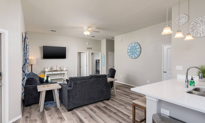 Palm Harbor Cottage | Beautiful, Newly Built Cottage Minutes to Beach