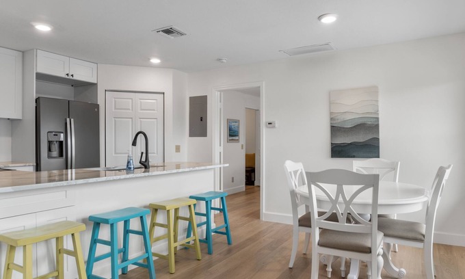 Florida Ridge Condo | Beautiful Newly Remodeled Condo Minutes to the Beach