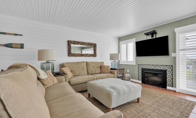 Heron Harbour Isle House | Beautiful - Newly renovated Bayfront - 3BR Townhome - Quiet, Pool, Boat Slip