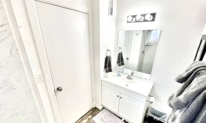 Logan Apartment | Beautiful Newly Renovated Apartment Sleeps 2 LC7
