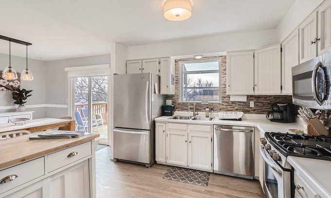 Lafayette House | Beautiful Oasis - Dog Friendly House!