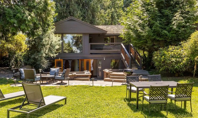 Seattle Metro Area House | Beautiful Oasis on Lake Washington and Seward Park! Pool and Hottub ⭐️