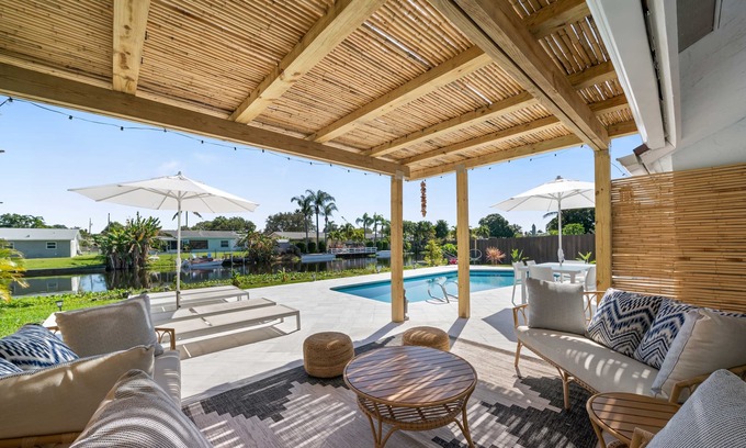 Tropic Palms House | Beautiful Oasis on Canal w/Pool, near the Beach!