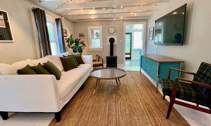 Colington House | Beautiful OBX "Seaglass" Cottage- Newly Renovated & Close to the Beach