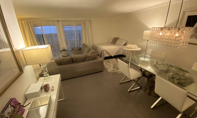 North of Montana Apartment | Beautiful Ocean Breeze Santa Monica Apartment