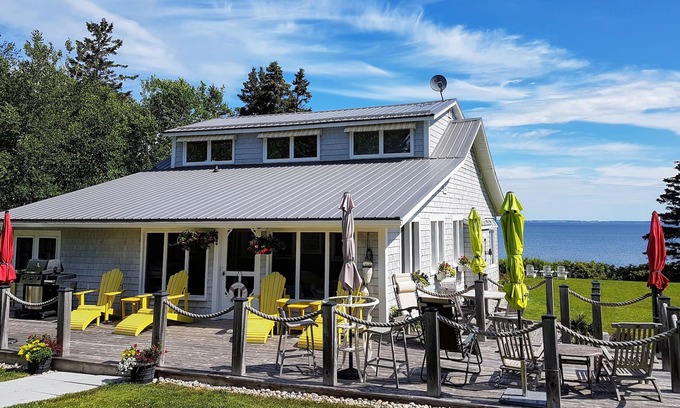 Cape Tormentine Cottage | Beautiful oceanfront cottage with all the amenities of home