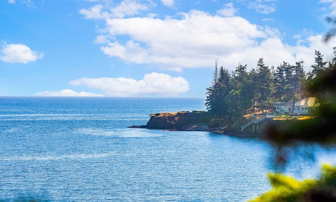 Regional District of Nanaimo House | Beautiful Ocean Front Accommodation - Nanoose Bay