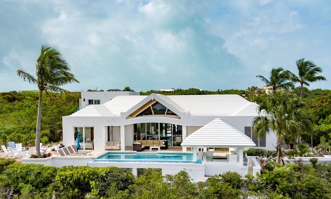 The Bight Villa | Beautiful OCEAN FRONT, POOL Villa walk or drive to GRACE BAY BEACH Turtle Ridge