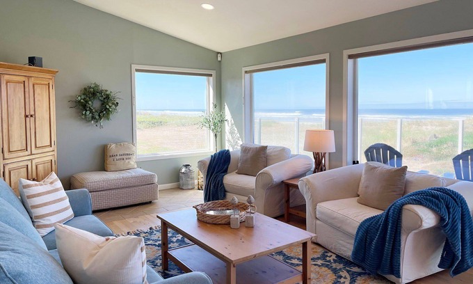 Waldport House | Beautiful Ocean Front Home! Sweeping Ocean Views!