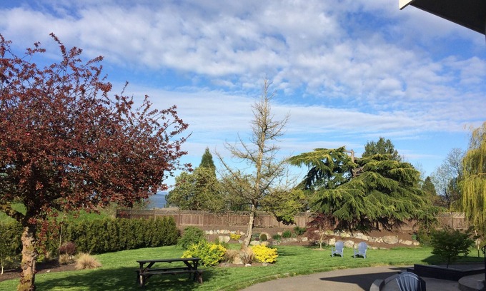 Sidney House | Beautiful Ocean View Suite Near the Airport, Ocean and Wineries!