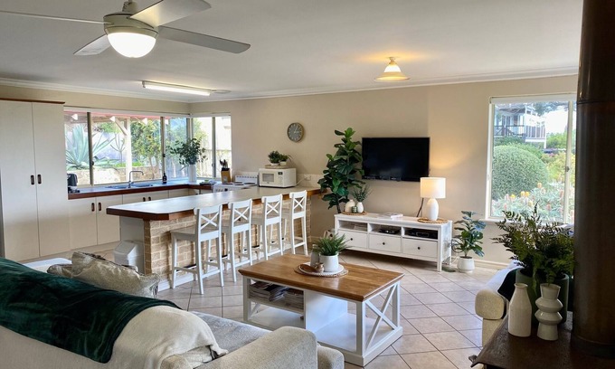 Guilderton House | Beautiful Ocean Views , Internet & Wood Fire 🔥