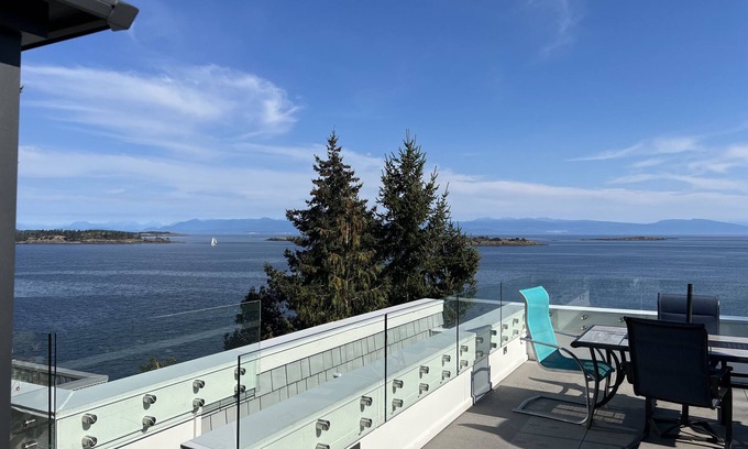 Regional District of Nanaimo House | Beautiful Ocean View Roof top Suite In Nanoose Bay.