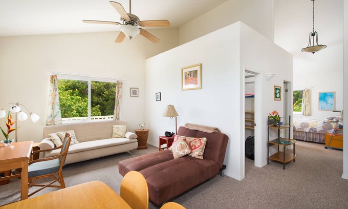 Kalaoa House | Beautiful, Ocean View Studio- Quiet, Kitchenette, Sleeps 4, Free WiFi & Parking