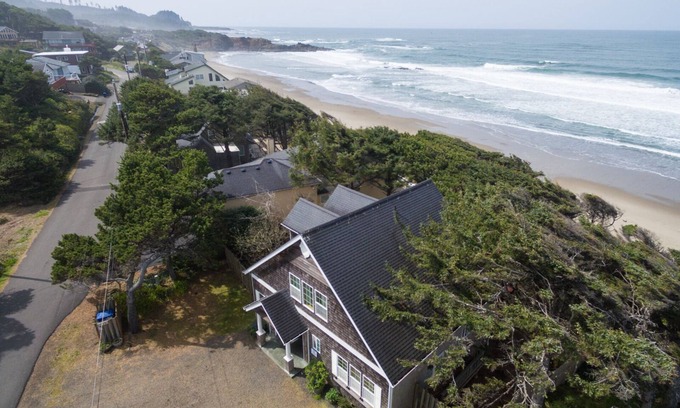 Lincoln Beach House | Beautiful oceanfront home in Depoe Bay w/hot tub & direct beach access!
