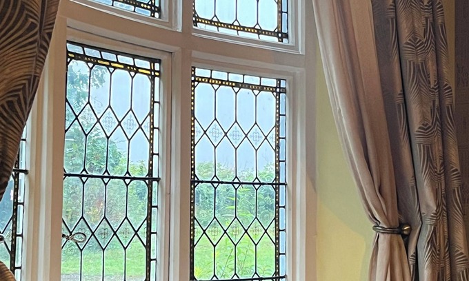 Winchester House | Beautiful old rustic house on two acres of overlooking fields in the back garden