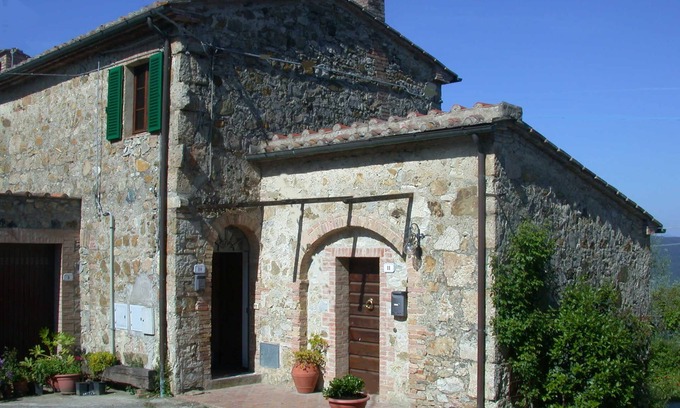 Murlo House | Beautiful old stone house with a fantastic view