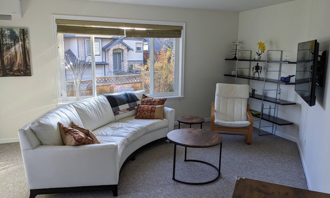 Victoria House | Beautiful one bedroom suite close to biking trail and 5 mins drive to a lake.