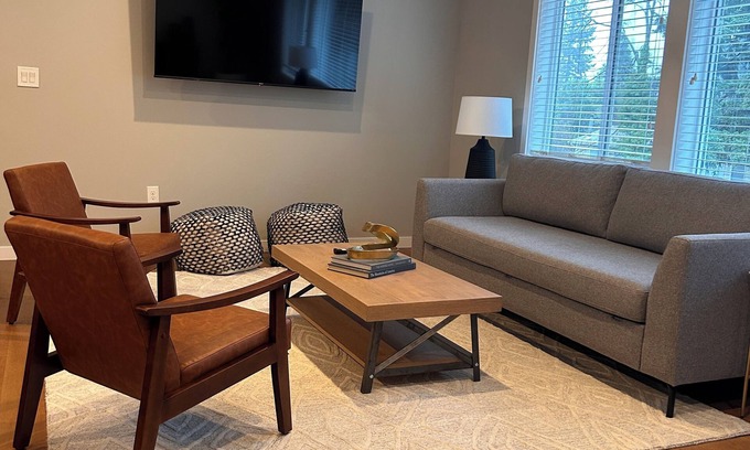 Carver House | Beautiful One Family Home - Near PDX/Waterfront