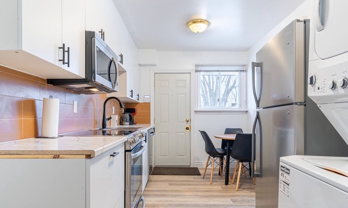 Glabar Park House | Beautiful Ottawa home in a serene environment. Walking distance to amenities