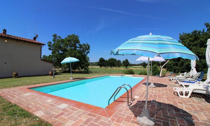 Marciano della Chiana Villa | Beautiful private villa with WIFI, private pool, TV, pets allowed and parking, close to Arezzo