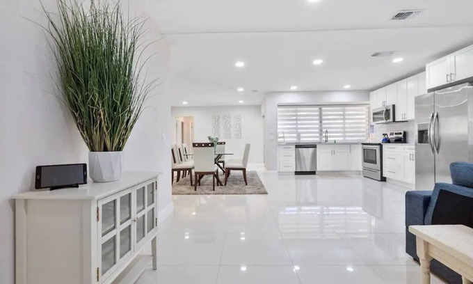 Sunrise House | Beautiful & Peaceful 4 Bedroom Home With a Pool