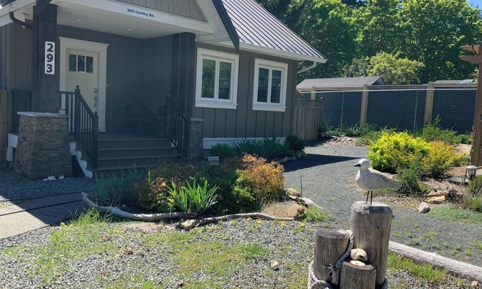 Courtenay House | Beautiful, peaceful seaside cottage, beside the ocean, 30 min from the ski hill.