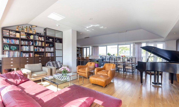 New Town Apartment | Beautiful Penthouse with Terrace & Jacuzzi