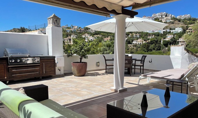 Benahavis Apartment | Beautiful penthouse near Marbella Los Arqueros Golf