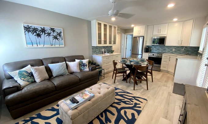 Old Naples Condo | BEAUTIFUL, PERFECT LOCATION ON 5TH AVENUE~1.5 BLOCK FROM BEACH, DINING, SHOPPING