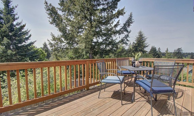 Lincoln House | Beautiful & pet friendly! Close to Downtown and Hwy