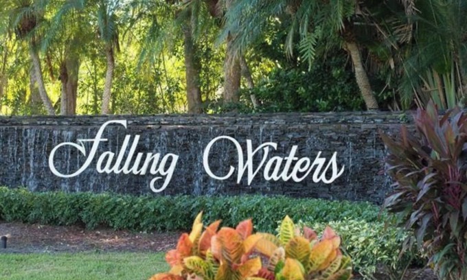 Naples Condo | Beautiful Pet Friendly Condo-close to everything! Prof. cleaned and sanitized.