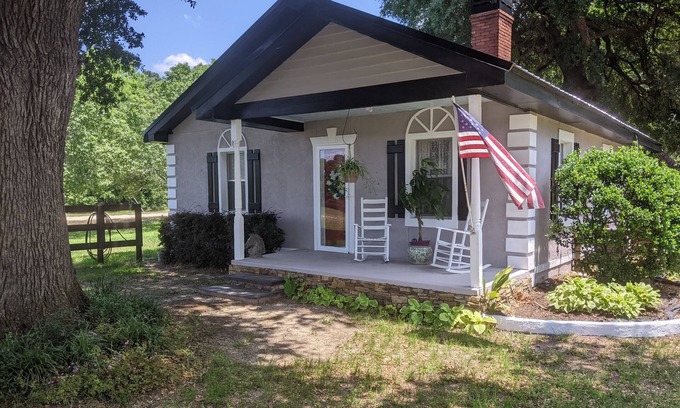Aiken House | Beautiful, PET FRIENDLY Country Cottage! In 302 horse corridor