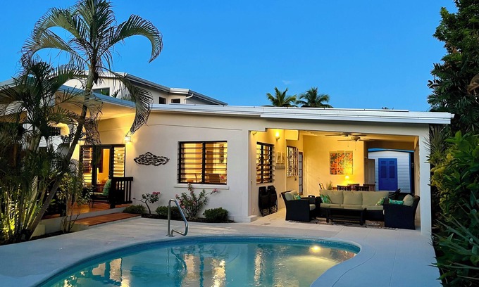 Sunset Crest House | Beautiful Plumbago Villa - walk to everything!