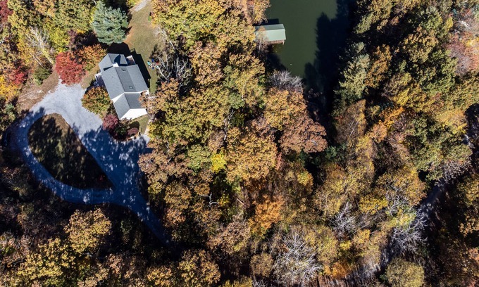 Elkton House | Beautiful pond side mountain retreat - near Massanutten Resort and hiking trails