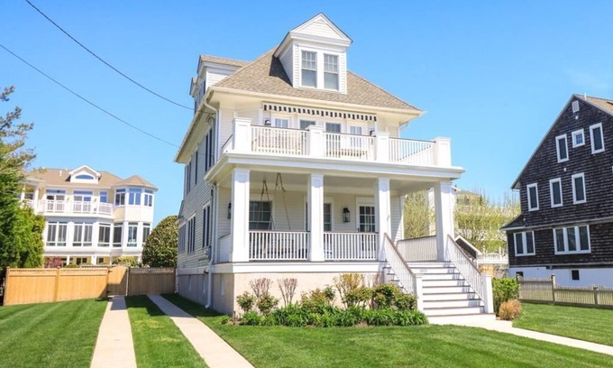 Admiral Estates House | BEAUTIFUL POOL, 6 BEDROOMS, BEACH BLOCK