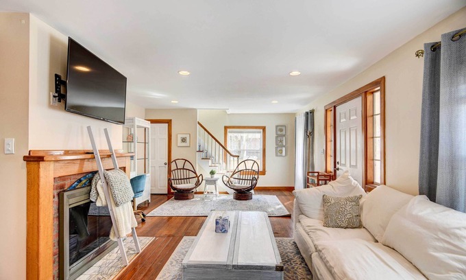 Portsmouth Cottage | Beautiful Portsmouth Cottage By the Sea w/Jacuzzi