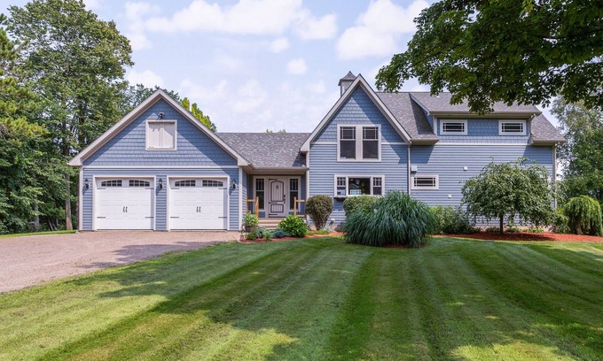 South Hero House | Beautiful post & beam lakefront getaway
