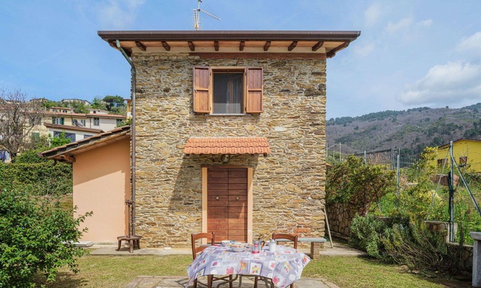 Montignoso Villa | Beautiful private villa for 2 guests with WIFI, TV, pets allowed and parking